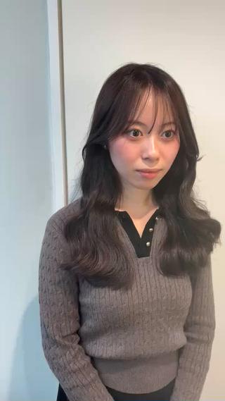 レイヤーカット＋グレージュカラー
グレージュは赤味消しつつ透明感あるカラーを作れて
肌馴染みもよく、大人っぽさも演出できます 