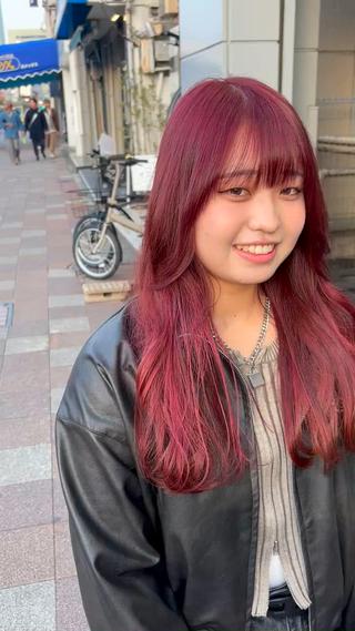 この春イチオシ、ブリーチなしダブルカラーで作るボルドールビーレイヤーカットで軽さも出しています 