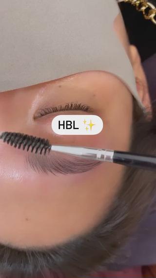 ブラシ１つで自由自在ハリウッドブロウリフト 