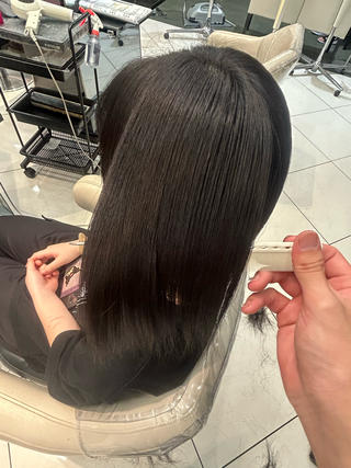 根元の強い癖を優しい薬で伸ばし毛先の縮毛矯正を重ねた毛髪のダメージをケアしつつ極上のサラサラストレートに！

 