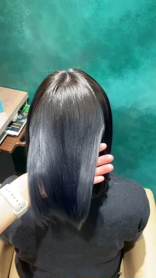 ミディアム 阪急箕面駅 艶カラー/縮毛矯正のヘアスタイル