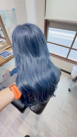 ネイビーブルーカラー
深みのあるネイビーに、透明感ブルーを重ねた
大人っぽく上品なダークブルー。
光が当たると青みがふわっと透けて、
暗髪でも重く見えず、ツヤ感がしっかり出るのが特徴です。
―――
色の見え方
・屋外:青みが透けて透明感UP
・室内:深みネイビーでツヤと落ち着きが強調
―――
仕上がり
ブリーチで黄ばみをしっかり抑えたあと、
ブルーとバイオレットを絶妙にミックス。
巻いてもストレートでも発色が綺麗に見える
人気の寒色系ハイトーン。
―――
おすすめ
・透明感のある寒色が好き
・暗髪でも重く見せたくない
・青みカラーを綺麗に出したい