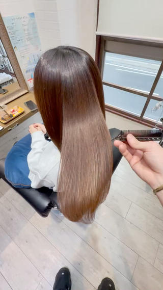 ミヤタオリジナル酸熱トリートメント
うねり・広がり・パサつきを抑えながら、
髪の内部を補強してツヤとまとまりを最大限に引き出す
特別な酸熱トリートメントです。
乾かすだけで手触りが驚くほど滑らかに変わり、
自然なストレート感と“光の筋”が出る艶髪に。
―――
仕上がり
・ストンと自然にまとまる
・ツヤがしっかり出る
・指通りが内側までサラサラ
―――
おすすめ
・うねりや湿気で広がる
・ツヤと手触りを良くしたい
・縮毛矯正ほど真っ直ぐは嫌
・ダメージを感じている
―――
質感改善×持続力を両立した、
ミヤタ独自の人気メニューです。