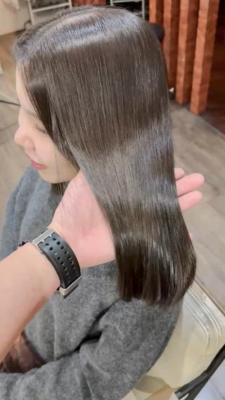 【酸性ストレートとは】
アルカリ剤を使った縮毛矯正とは違い、酸性領域で髪の毛を真っ直ぐに施術するサービスです
一般的に、アルカリ剤を用いた縮毛矯正では、弱酸性である髪の毛をアルカリ剤を使って膨潤&軟化させ、その後にアイロンによる熱処理を行う事で髪の毛をまっすぐにしていきます。
その際、縮毛矯正(アルカリ剤)は髪の毛へ負担がかかり、ダメージになりやすいというのがデメリットでした。
酸性ストレートでは、弱酸性の薬剤を用いる事で髪の毛への負担を最小限に抑えつつ、アイロンによる熱処理を工夫する事でくせ毛でもしっかりとまっすぐにストレートヘアにする事ができる施術内容です