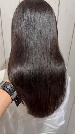 【酸性ストレートとは】
アルカリ剤を使った縮毛矯正とは違い、酸性領域で髪の毛を真っ直ぐに施術するサービスです
一般的に、アルカリ剤を用いた縮毛矯正では、弱酸性である髪の毛をアルカリ剤を使って膨潤&軟化させ、その後にアイロンによる熱処理を行う事で髪の毛をまっすぐにしていきます。
その際、縮毛矯正(アルカリ剤)は髪の毛へ負担がかかり、ダメージになりやすいというのがデメリットでした。
酸性ストレートでは、弱酸性の薬剤を用いる事で髪の毛への負担を最小限に抑えつつ、アイロンによる熱処理を工夫する事でくせ毛でもしっかりとまっすぐにストレートヘアにする事ができる施術内容です