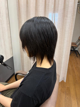 自然な丸みを残した髪質改善縮毛矯正。広がりやクセを抑えながら、乾かすだけでまとまる扱いやすいショートウルフに仕上げました。 