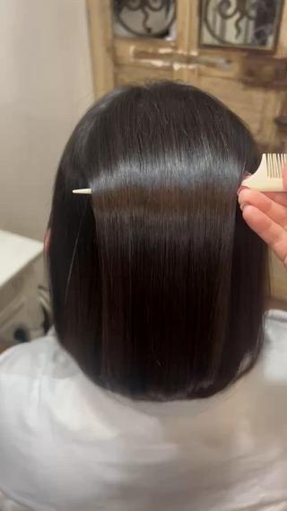 ぷるぷるツヤツヤな縮毛矯正
お客様のダメージや髪質に合わせてお薬を調合するので傷みにくく柔らかい手触りになります
ぜひ1度お任せください 