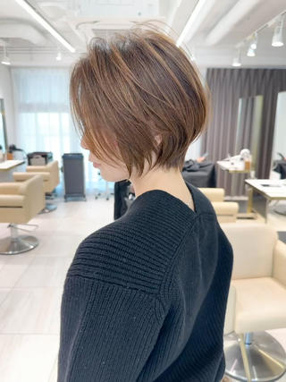 日本人の骨格や悩みに合わせた丸みとくびれのバランス◎

短すぎないショートなので、

“初めてでもチャレンジし易い長さバランス”になっております。

顔型、髪質問わないオールマイティStyleです。

ショートにしたいが勇気がでない…

切られすぎてトラウマ…

重すぎてもちが悪い…

垢抜けない…

是非ご相談ください。 