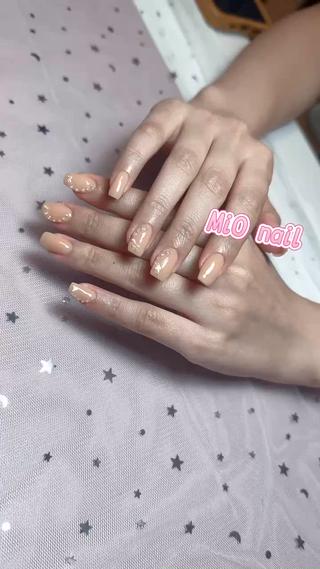 落ち着いたベージュ系のヌーディーカラーです 