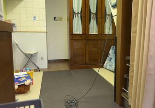 毎回お子様が来られた際は
その都度お掃除させて頂いております
安心⁈!してご来店下さい
絵本、ブロック、人形、お絵描き、折り紙
少しですがご用意してます