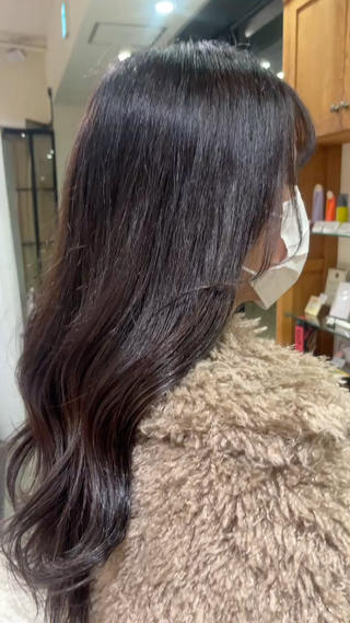 大人っぽく見せたいとのことで暗めにさせていただきました！
仕上げは全体を外ハネで、表面を外巻きにしました

梅田のLumier de MASHU店でカラーモデル様を募集しております 