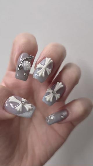 クロスパーツは施術当日の２日前までにはオーダーお願いいたします
追加料金でご案内可能です

サイズ４段階あるので短めネイルでも◎ 