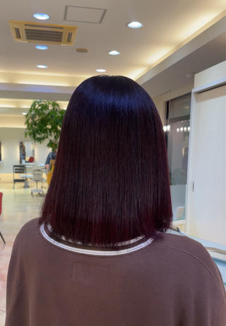 【大人気！】韓国ピンクレッドカラー
オリジナルのカラー選定で艶カラーに特化しています
トリートメント入りカラー剤で美髪でつやつやに…♡
自然光に当たるとより発色して輝きます 