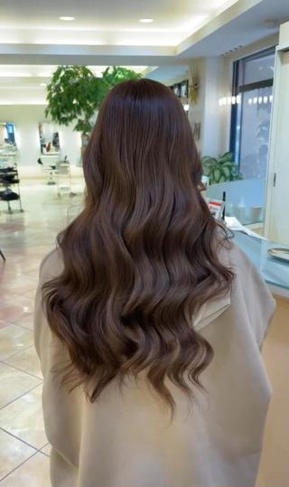 【ブリーチしない！ミルクティーカラー】
黒髪卒業におすすめのチョコグレージュ
みんなから褒められる艶お姉さんに…♡ 