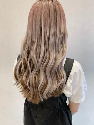 肩つくボブからシールエクステ80本でロングに️
アンブレラカラーのデザインが入っているので
表面は毛先の白っぽくなっている部分に色を合わせています！
下もブリーチ毛ですが暗い色を繰り返していて
茶色ぽくなっているのでそれに合わせてつけています！ 
