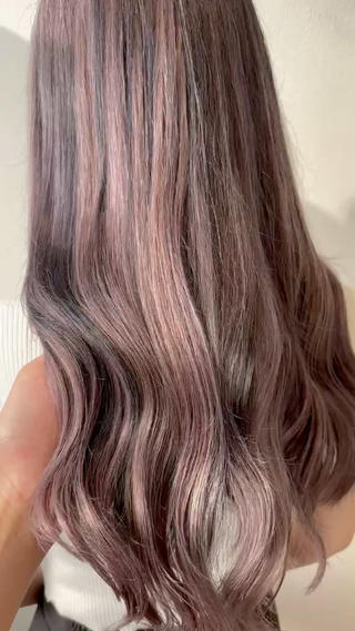 こちらのお客様はミディアムの長さですが
伸ばしていきたいとのことで60〜70本つけさせていただきました！️

ダークラベンダーにカラーして
それに合うように、色落ちまで考えたエクステの色で
バレイヤージュ風に仕上げています 