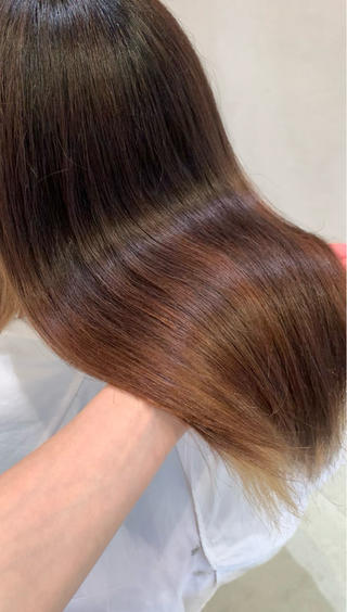 熱を通せば通すほどツヤが持続してくれる最高峰の
トリートメントです！️
普段からアイロンやコテを使われる方にとっては
キレイが持続しますのでとてもオススメです

少しのうねりやクセ、パヤパヤした毛も改善してくれますが、強さによってはストレートをした方が綺麗になる場合もございますので
ぜひご相談ください 