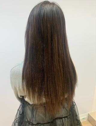 こちらのお客様はシールエクステ60本つけさせていただきました！！️

ブリーチ毛であったためトップの毛は切れ毛がありましたが
馴染むように、シール部分が見えないように考慮しつけています！ 