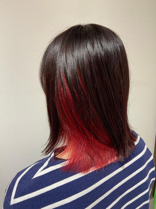 インナーカラー

ワンブリーチで作るインナーレッド
髪の毛を下ろしても表面に出てくる感じがとても
可愛いです^^

カットは切りっぱなしボブ！
 