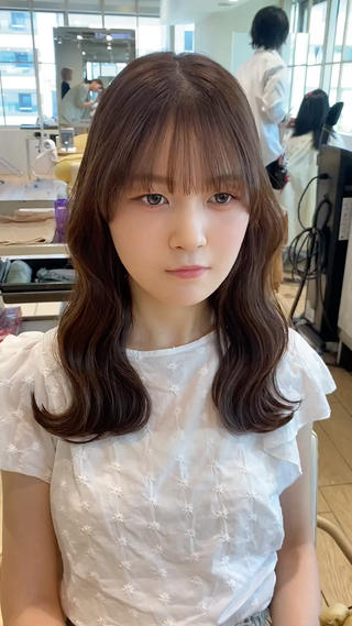 レイヤーなしのなみ巻きヘア
重ための髪の方でもワックスなどをつけてあげることによってしっかりふんわり感が出てくれます