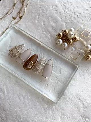 ブラウン×クリア3D

誰とも被らない素敵なネイルを提供します 