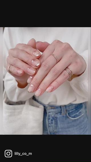 【mirror民族ネイル】

過去動画にもありますが
今ではネイル界では主流となったこのミラーのデザインを
去年からうちうちで『民族』と勝手に読んでます笑
『私、生まれつきこの柄の爪が生えてくるんです』ばりの感じの気分になります笑
一度やると次回もおかわりしたくなるデザインで
ずっとこの爪でいいかも、なんて思ってしまうんです。
そして、塗ってる最中と塗った後もなんか魔除け的な意味でやってる感じが
私自身勝手に感じてるので
『民族ネイル』とよんでます笑
他店ではなんと呼んでるか分かりません

■ご新規様　¥7,000-（他店オフ別途¥500）
■リピーター様　¥6,500-（オフ込み）
 