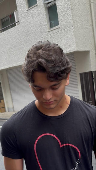 お悩み サイド、襟足のボリューム
ご希望 カールする髪質を活かしたカット
ドライヤーで後ろに髪を流して軽くワックスでセット。
全体にバランスよく毛流れが入る印象に。