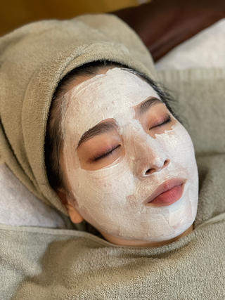 【寝てるだけでうるツヤ肌に】


今大人気な、＂美顔器ケア"と＂クレイピーリング＂が

同時に受けられるスペシャルコース


乾燥も強まるこの季節。毛穴が気になる、

生理前で肌がゴワつく、くすみや乾燥、お化粧ノリが

気になるなどなど、疲れ切ったお肌とお顔。。


これから増える忘年会や、大事なデートの前に

ツルすべ肌を手に入れませんか？


日々のお悩みをお聞かせいただき、あなたに合った

施術とプランでサポートいたします！


一緒に原因を探し、お悩みを解決しませんか？


フェイシャルケア/フェイシャルエステ/水光肌/お肌ケア/肌管理/ツヤ肌　 