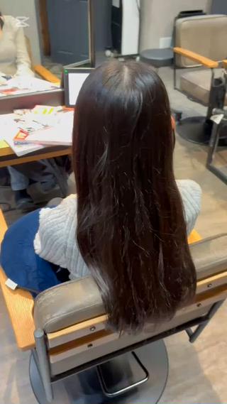 \朝のアイロン、もう卒業しませんか?/
広がる・うねる髪も、酸性ストレートで
さら艶ストンとまとまる髪に。
30〜40代の髪のお悩み、丁寧なカウンセリングで
一人ひとりに合った施術をご提案します!
「ナチュラルな仕上がりで感動した」
「もっと早くやればよかった」
そんなお声をたくさんいただいてます。
今までの縮毛矯正に満足できなかった方、
ぜひ一度お任せください!