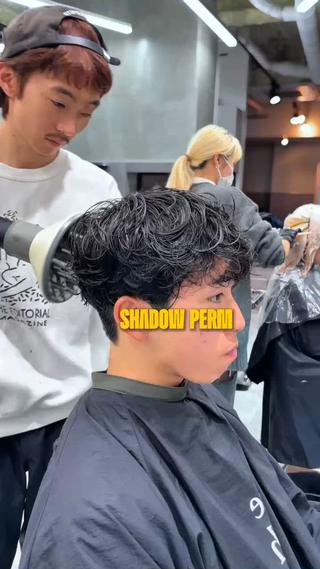 シャドウパーマ
最近トレンドでもあるくしゃっと無造作が特徴なシャドウパーマです！

初パーマにもオススメです！

是非お任せください 