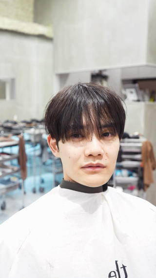 透け感のあるマッシュです！
スタイリング剤はオイルで程よいツヤを出します。
一人一人、似合わせさせていただきますので、是非、ご予約お待ちしてます！ 