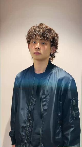 海外風なスパイラルパーマです

くしゃっとラフに決まるのがポイントです

是非、ご予約お待ちしてます^_^ 