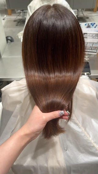 初めていらっしゃったお客様
トリートメントをすることによって髪の毛のパサつきがなくなり、とても喜んでいただけました
値段や悩みから合ったトリートメントを一緒に探していきましょう 