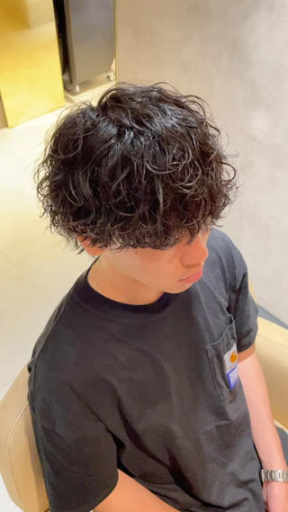 メンズの波巻きパーマ/メンズウルフカット 