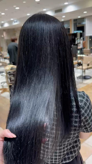 トレンドカラー ブルーブラック シアーブラック 地毛風カラー 赤み消しカラー ロング セミロング 大人っぽカラー 清楚カラー 縮毛矯正 ストレートパーマ 髪質改善 イルミナカラー カラーケアトリートメント ダメージケア ダメージ補修 内部補修トリートメント 