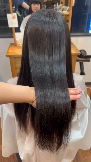 縮毛矯正でも柔らかい優しいお薬で、髪質に合わせて選定してるのでバシバシのストレートにならないのでお気軽にご相談ください 