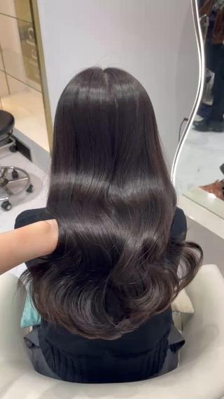 就活や就職で暗くする方増えてます
黒が嫌な方や、就活終わったら明るくしたい方も
今後のことも考えながらカラー配合しています 