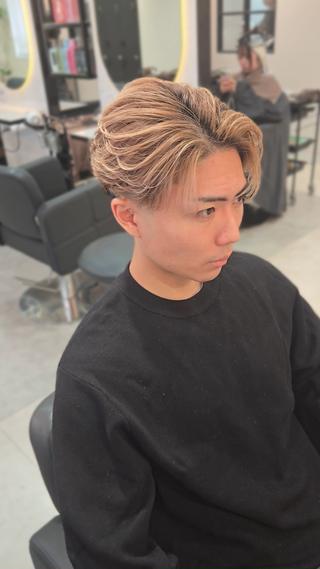 欧米風バレイヤージュ
色落ちしても抜きっぱなしでもカッコイイ"ブロンドカラー"
海外ヘア名古屋でやりたい方是非僕にお任せください！ 