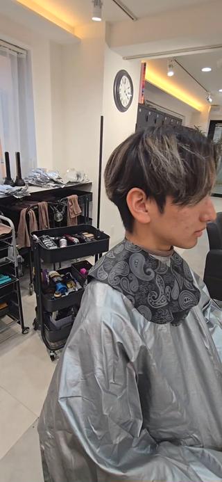 スペインカール
ケアパーマをすればバレイヤージュやブリーチを繰り返しやっている方でも
最小限のダメージでパーマもできちゃいます！
薬の知識や技術がないとブリーチパーマは難しいので是非お任せ下さい 