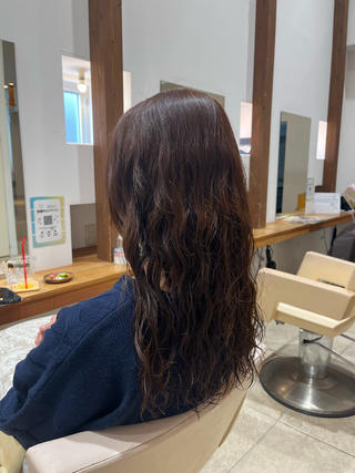 細かなウェーブで、朝のスタイリングを楽に
いろんな動きを作って、おしゃれに仕上がります!!
パーマ初めての方でも、簡単にできるスタイルです 