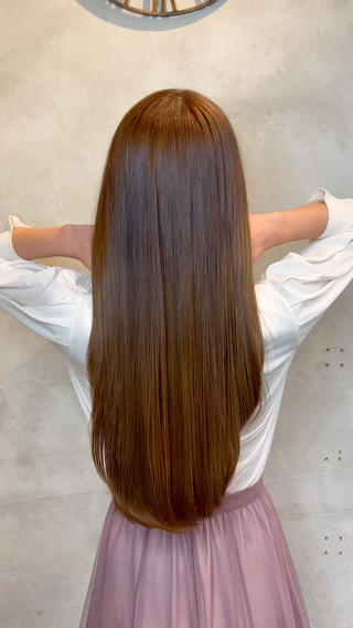 話題の最先端技術【酸性ストレート】により今までにない髪の毛本来の艶と柔らかさを最大限に引き出す事が可能に。
癖も伸びダメージ毛や硬毛さんならでわのごわごわ毛のお悩みを、髪質変換の技術で根本からサラサラに︎
(注)『ブリーチ毛』の場合髪の毛のダメージレベルにより
髪質改善トリートメントを+メニューして頂がないと、施術不可な場合がございます。
ロングのお客様+2200 円ミディアムのお客様+1100円
上質な薬剤を適量きちんと使用させて頂くため、宜しくお願いいたします!