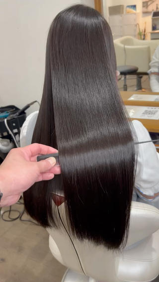 話題の最先端技術【酸性ストレート】により今までにない髪の毛本来の艶と柔らかさを最大限に引き出す事が可能に。
癖も伸びダメージ毛や硬毛さんならでわのごわごわ毛のお悩みを、髪質変換の技術で根本からサラサラに︎
(注)『ブリーチ毛』の場合髪の毛のダメージレベルにより
髪質改善トリートメントを+メニューして頂がないと、施術不可な場合がございます。
ロングのお客様+2200 円ミディアムのお客様+1100円
上質な薬剤を適量きちんと使用させて頂くため、宜しくお願いいたします!