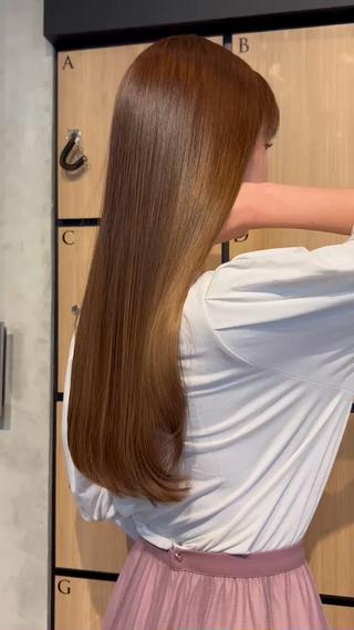 話題の最先端技術【酸性ストレート】により今までにない髪の毛本来の艶と柔らかさを最大限に引き出す事が可能に。
癖も伸びダメージ毛や硬毛さんならでわのごわごわ毛のお悩みを、髪質変換の技術で根本からサラサラに︎
(注)『ブリーチ毛』の場合髪の毛のダメージレベルにより
髪質改善トリートメントを+メニューして頂がないと、施術不可な場合がございます。
ロングのお客様+2200 円ミディアムのお客様+1100円
上質な薬剤を適量きちんと使用させて頂くため、宜しくお願いいたします!