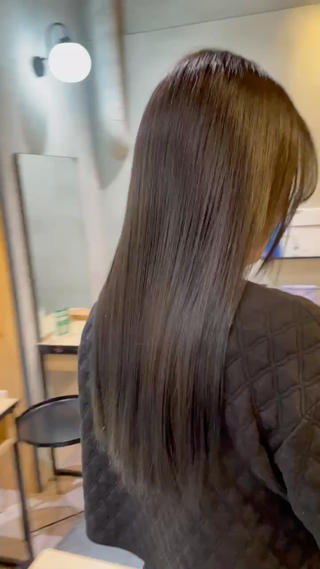 話題の最先端技術【酸性ストレート】により今までにない髪の毛本来の艶と柔らかさを最大限に引き出す事が可能に。
癖も伸びダメージ毛や硬毛さんならでわのごわごわ毛のお悩みを、髪質変換の技術で根本からサラサラに︎
(注)『ブリーチ毛』の場合髪の毛のダメージレベルにより
髪質改善トリートメントを+メニューして頂がないと、施術不可な場合がございます。
ロングのお客様+2200 円ミディアムのお客様+1100円
上質な薬剤を適量きちんと使用させて頂くため、宜しくお願いいたします!