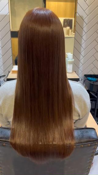 話題の最先端技術【酸性ストレート】により今までにない髪の毛本来の艶と柔らかさを最大限に引き出す事が可能に。
癖も伸びダメージ毛や硬毛さんならでわのごわごわ毛のお悩みを、髪質変換の技術で根本からサラサラに︎
(注)『ブリーチ毛』の場合髪の毛のダメージレベルにより
髪質改善トリートメントを+メニューして頂がないと、施術不可な場合がございます。
ロングのお客様+2200 円ミディアムのお客様+1100円
上質な薬剤を適量きちんと使用させて頂くため、宜しくお願いいたします!