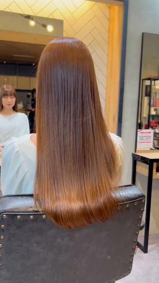 話題の最先端技術【酸性ストレート】により今までにない髪の毛本来の艶と柔らかさを最大限に引き出す事が可能に。
癖も伸びダメージ毛や硬毛さんならでわのごわごわ毛のお悩みを、髪質変換の技術で根本からサラサラに︎
(注)『ブリーチ毛』の場合髪の毛のダメージレベルにより
髪質改善トリートメントを+メニューして頂がないと、施術不可な場合がございます。
ロングのお客様+2200 円ミディアムのお客様+1100円
上質な薬剤を適量きちんと使用させて頂くため、宜しくお願いいたします!