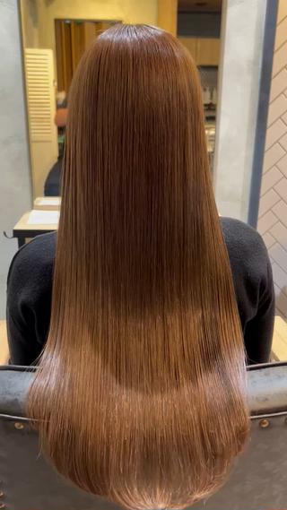 話題の最先端技術【酸性ストレート】により今までにない髪の毛本来の艶と柔らかさを最大限に引き出す事が可能に。
癖も伸びダメージ毛や硬毛さんならでわのごわごわ毛のお悩みを、髪質変換の技術で根本からサラサラに︎
(注)『ブリーチ毛』の場合髪の毛のダメージレベルにより
髪質改善トリートメントを+メニューして頂がないと、施術不可な場合がございます。
ロングのお客様+2200 円ミディアムのお客様+1100円
上質な薬剤を適量きちんと使用させて頂くため、宜しくお願いいたします!