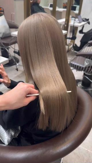 2回ブリーチで作るハイトーン️
髪質改善トリートメントをする事で
ハイダメージも修復します
大堂ブロンドカラー
超音波アイロン無料施術中です