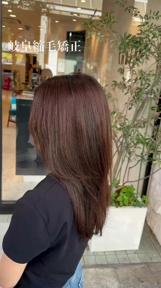 オリジナルの縮毛矯正で作るサラサラ質感のレイヤースタイルです。 