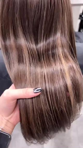 ナチュラルハイライトお任せください
【白髪手術】の強み◆
白髪の位置、量、ライフスタイルに合わせた
オーダーメイドの筋感と仕上がり
●その当日でもわかる筋感(しっかりめ、抑えめも選べ
ます)
●仕上がり、色落ちまでを見据えたカウンセリング
当日はその日の仕上がりの色、デザインの入れ方、白髪の位置、悩まれているところ、時間、料金など不安がないように
カウンセリングさせて頂きます★
ブリーチベース作り、薬剤のコントロール、技術力全てが仕上がりに関わってきますと
デザインも楽しめて、白髪が伸びてきても気にならない、若くみられるなどなど、さまざまなメリットがあるブリーチデザインを提案させて頂いております
#韓国コントラストデザイン#koreancontrastdesign#haircolor#デザインカラー#バレイヤージュ#バレイヤージュモデル募集#ハイライト#ハイライトモデル募集#bleachcolor#ブリーチ#ハイトーンカラー#ハイトーン#ホワイトベージュ#ホワイトグレー#大宮美容室#埼玉美容室#白髪#白髪ぼかし#airtouch#balayage#外国人風ヘア